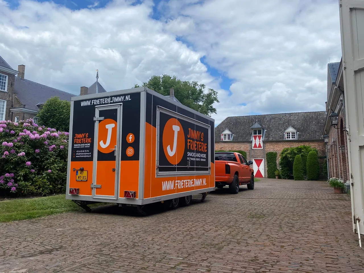 Oranje Dodge Ram met Jimmy's frietwagen