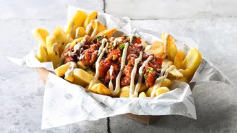 Loaded fries met vlees en saus